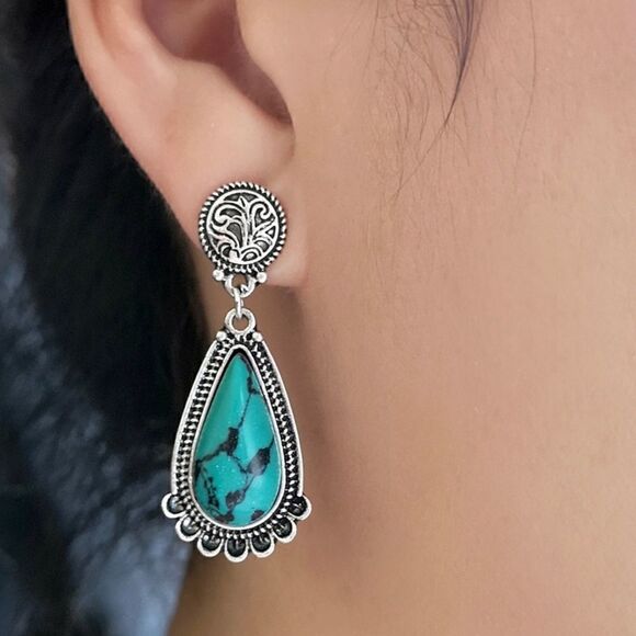 Gorgeous Turquoise Earrings NWT  - Picture 2 of 5